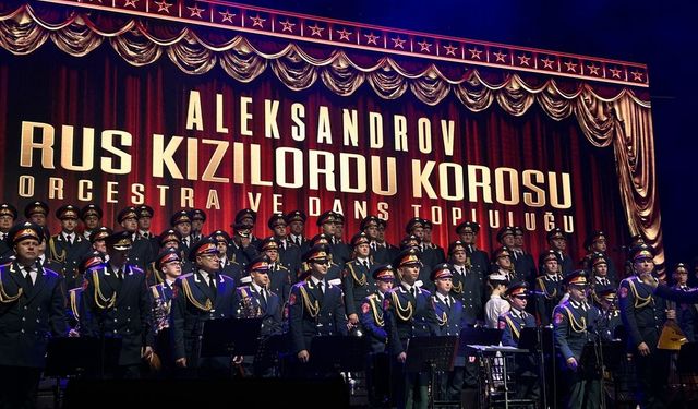 Hayko Cepkin Kızılordu Korosu ile sahne aldı