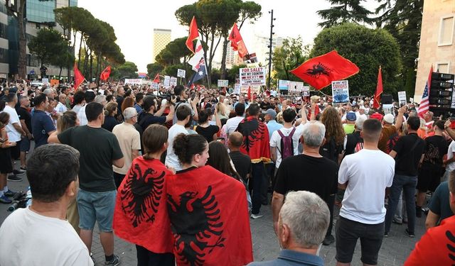 Arnavutluk'ta turizm projesine protestolar sürüyor