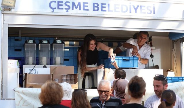 Çeşme’de aşure lokması vatandaşlarla paylaşıldı