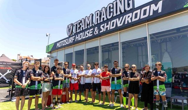 Çeşme'de 16 Türk sporcu motosurf heyecanı yaşıyor