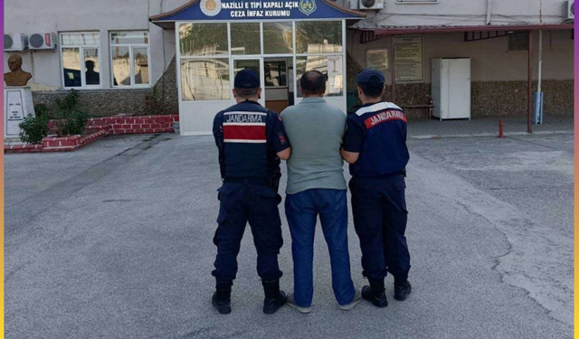 Efeler'de silahlı Yağma suçundan aranan şahıs yakalandı