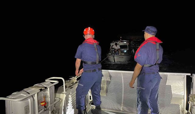 Çeşme’de sürüklenen teknedeki 3 kişi Sahil Güvenlik ekiplerince kurtarıldı