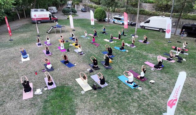 Efeler’de açık hava yoga etkinliği yoğun ilgi gördü
