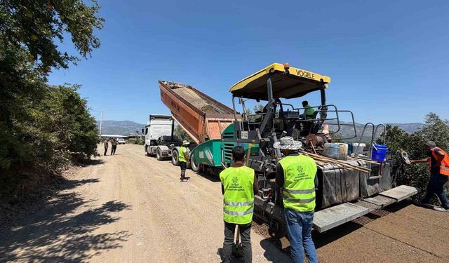 Aydın Büyükşehir Belediyesi’nin yol çalışmaları 17 ilçede eş zamanlı sürüyor