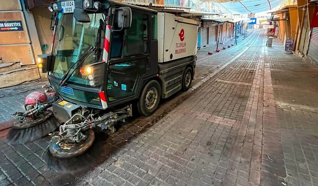 Efeler’de tarihi çarşılar ve sokaklar temizlendi