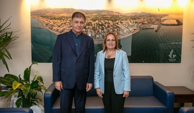 Başkan Tugay Güzelbahçe'de esnaf ve vatandaşlarla buluştu