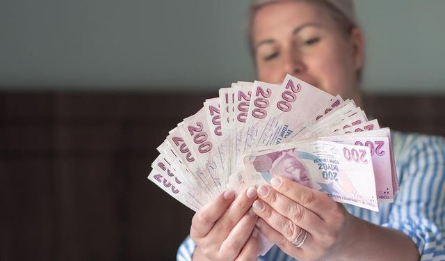 Emeklilerin zamlı maaş ödeme takvimi belli oldu