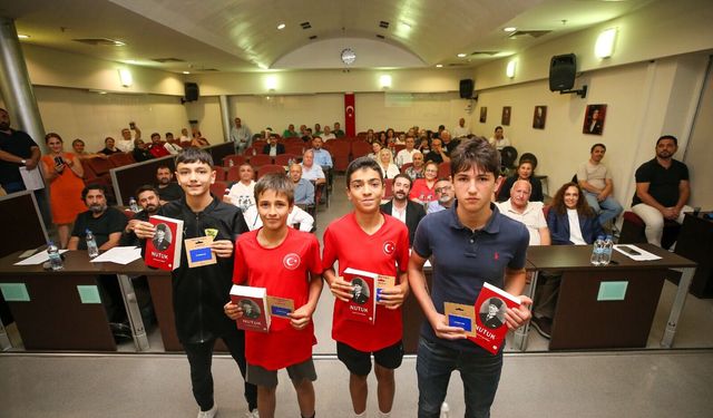 Başkan Ünsal Karşıyaka’nın başarılı gençlerini ödüllendirdi
