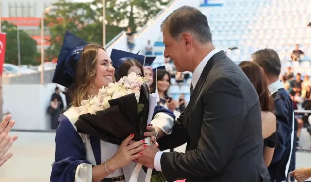 Sahnede duygulandıran an! Tugay çiftinden mezuniyet gururu