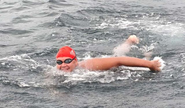Tuna Tunca Kuzey Kanalı'nı yüzerek geçti