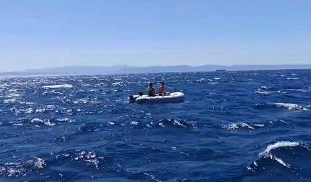 Ayvalık açıklarında sürüklenen 2 kişi Sahil Güvenlik tarafından kurtarıldı