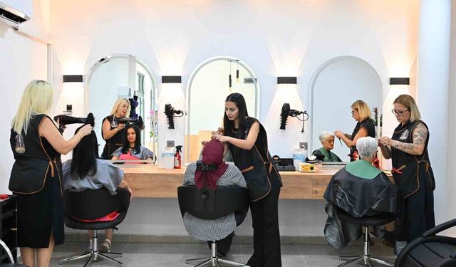 Manisa Emekli Kafe’de kuaför ve berber hizmeti başladı