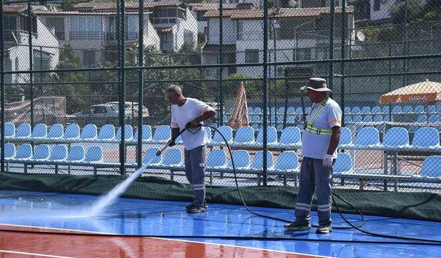 Kuşadası’nda tenis kortları baştan aşağı temizlendi