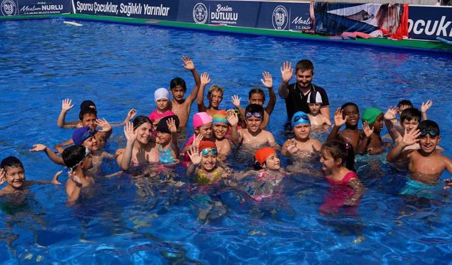 Manisa’da çocuklar hem serinliyor hem yüzmeyi öğreniyor