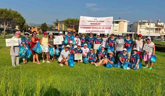 Kuşadası’nda sabah sporu sonrası çevre temizliği