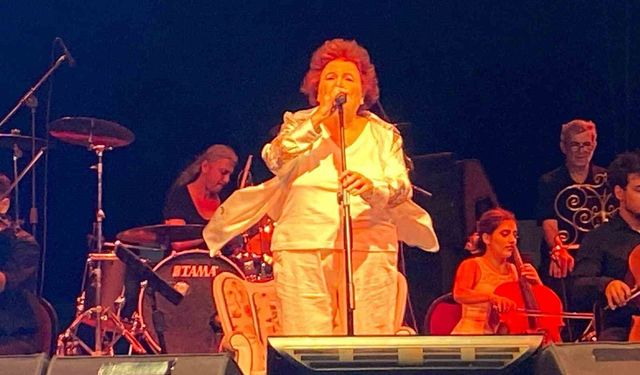Usta sanatçı Selda Bağcan’a 50 bin kişilik dev koro