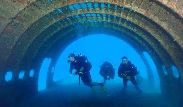 Kuşadası’nın batık uçağı 10’uncu yılında yoğun ilgi görüyor