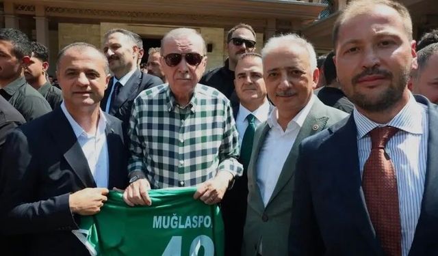 Cumhurbaşkanı Erdoğan’a Muğlaspor forması takdim edildi
