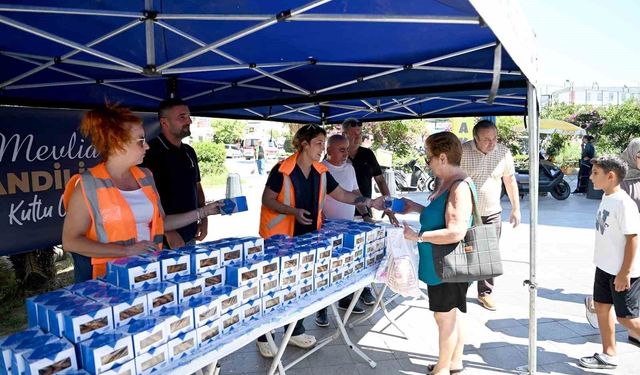 Kuşadası’nda Mevlit Kandili’nde vatandaşlara kandil simidi ikramı