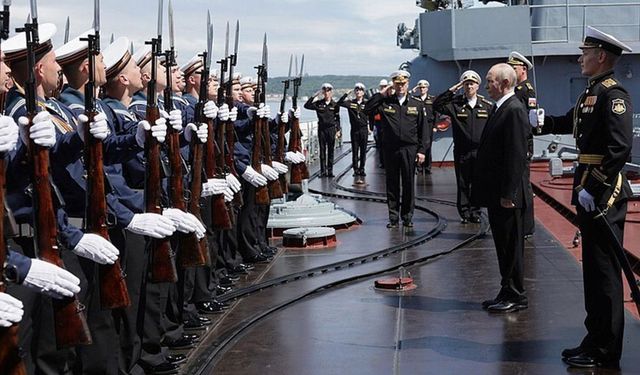 Putin askeri üniformayı giydi Rus ordusuna talimat verdi