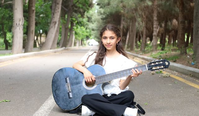 İskenderli Zehra eğitimi ve müzik yeteneğiyle öne çıkıyor