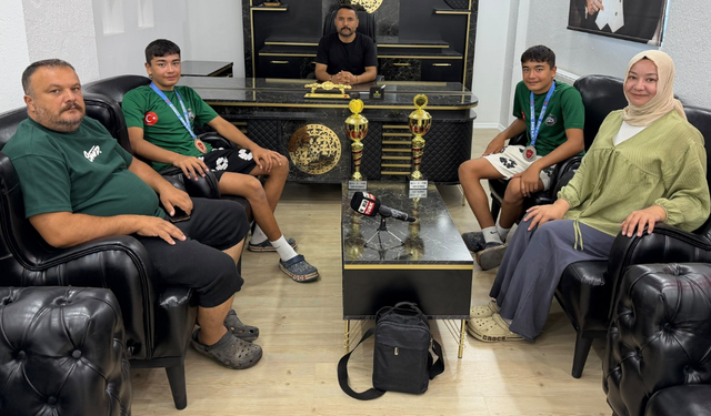 Elmalı'da ikiz pehlivanlardan kürsü gururu