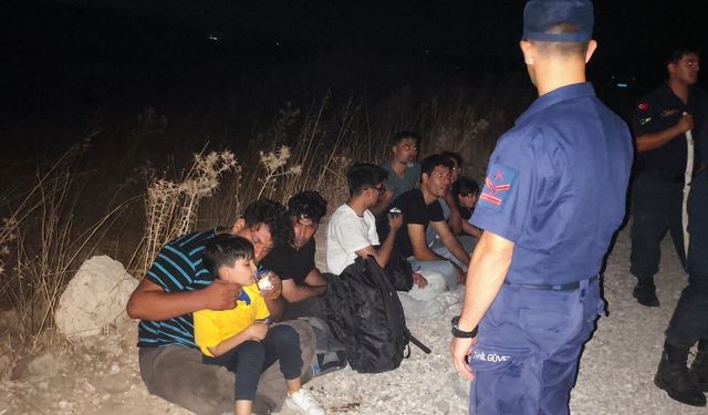 Yardım çağrısı yapan göçmenlerin imdadına ekipler yetişti