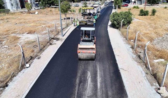 Efeler’de sıcak asfalt çalışmaları sürüyor
