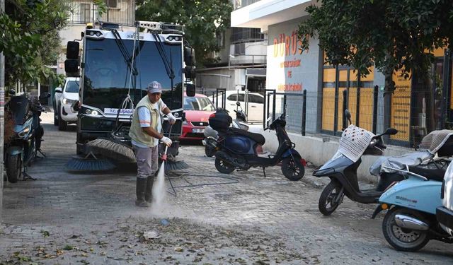 Kuşadası Belediyesi temizlik ekipleri çalışmalarını sürdürüyor