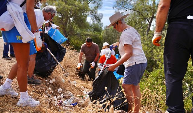 Ayvalık’ta Dünya Temizlik Günü ve Uluslararası Kıyı Temizliği Günü’nde Çevre İçin Sahada