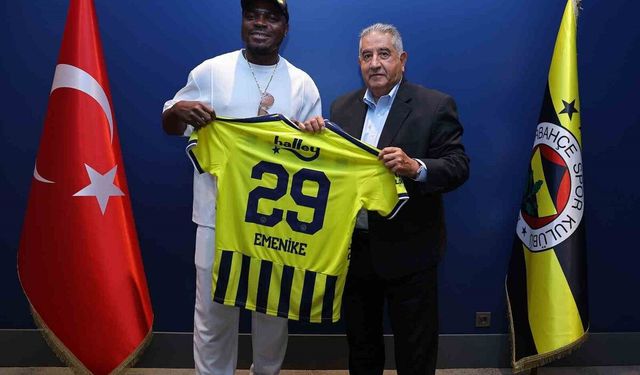 Fenerbahçe'ye konuk olan Emenike'ye 29 numaralı forma armağan edildi