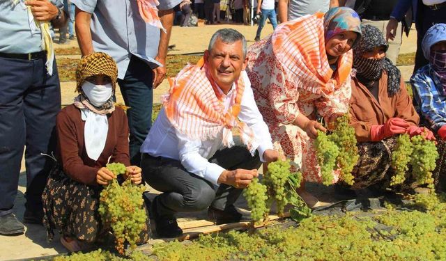 Özel'den üzüm üreticisine destek sözü: “Çiftçinin kredi faizlerini sileceğiz”