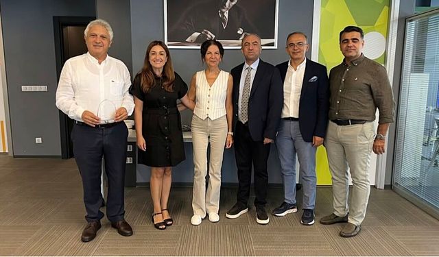 İzmirlilerin gözü güvenilir ellerde: Genç göz hekimlerine katarakt cerrahisi eğitimi