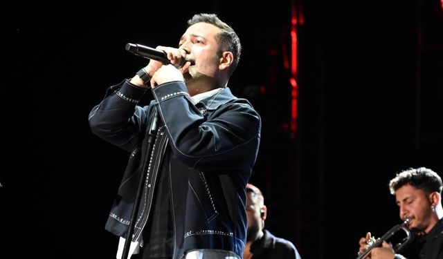 Oğuzhan Koç, konserinde sahne önünde sigara içen kişiye tepki gösterdi
