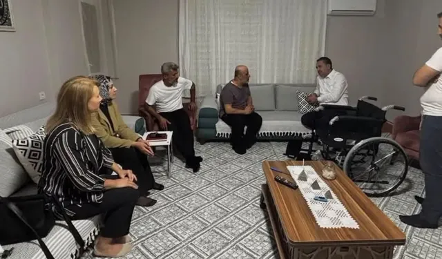 AK Parti Bayraklı’dan 34 aileye tekerlekli sandalye desteği