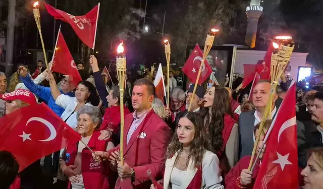 Bodrumlular 29 Ekim Cumhuriyet Bayramında fener alayında buluştu