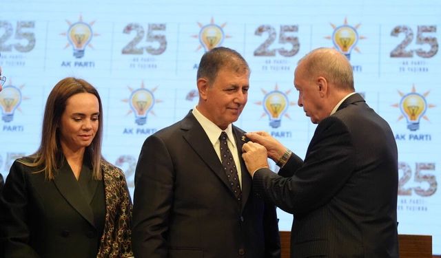 Cemil Tugay AK Parti’ye katıldı, rozetini Erdoğan taktı