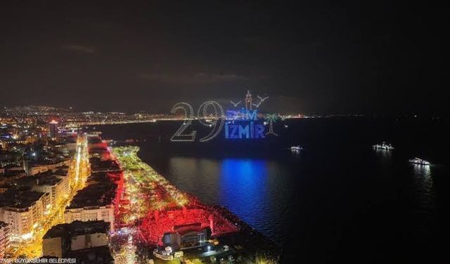 İzmir'de Cumhuriyet Bayramı coşkusu: Bin dronla gökyüzü aydınlandı