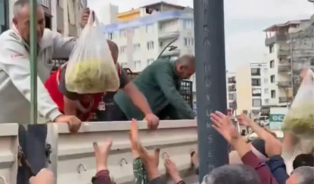 Manisa'da üzüm protestosu: 1 tır dolusu üzüm halka dağıtıldı