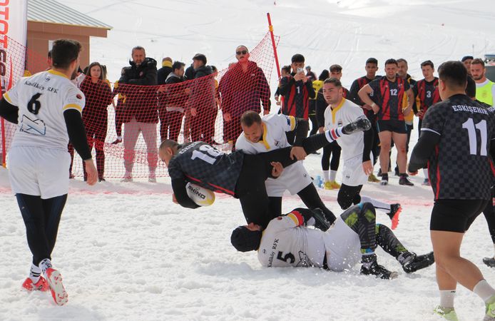 Isparta'da Kar Ragbi Şampiyonası düzenlendi