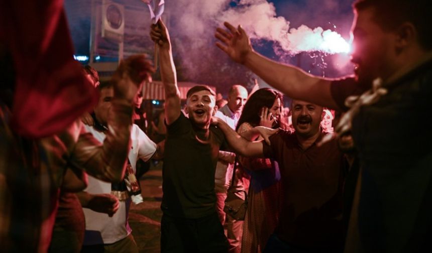 İzmirliler Cumhurbaşkanı Erdoğan'ın seçim başarısını kutladı