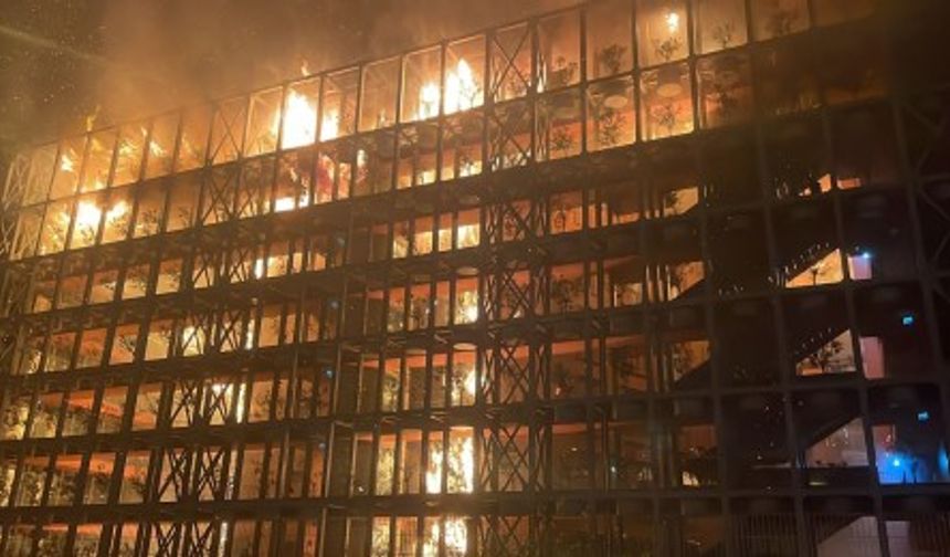 İzmir'de korkutan yangın, alevler tüm binayı sardı