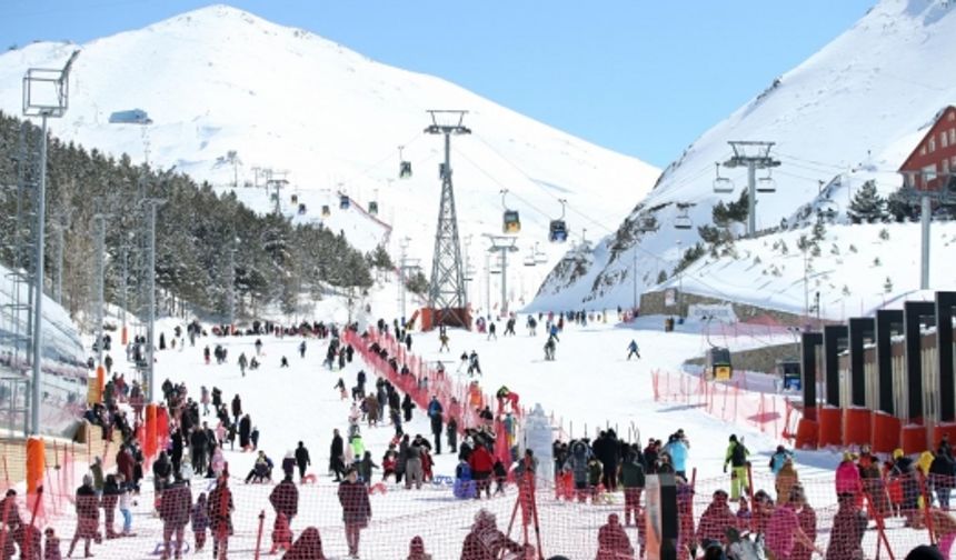 Palandöken Kayak Merkezi ilkbaharda kayakçılara ev sahipliği yapıyor