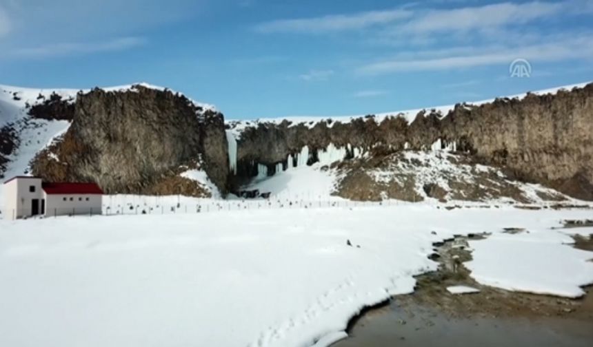 30 metrelik buz sarkıtları