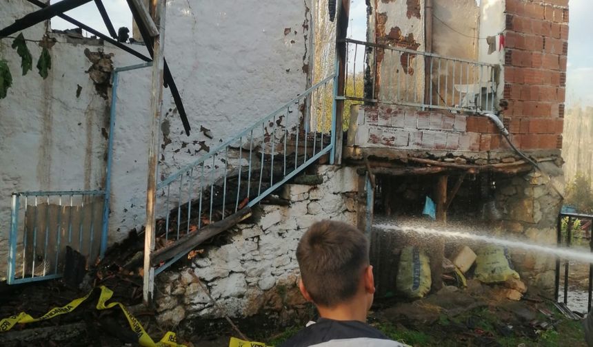 Manisa'da evinde yangın çıkan yaşlı kadın öldü