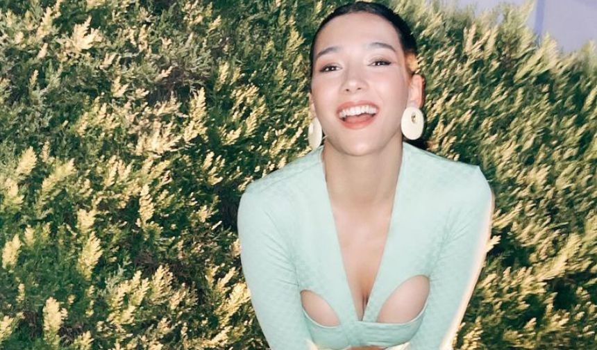 Aybüke Pusat'tan Etkileyici Kareler! "Ada Sahillerinde Bekliyorum"