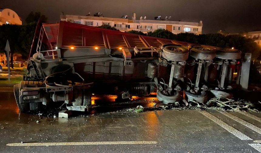 Aydın'da karşı şeride geçen tırın dorsesinin devrilmesi sonucu sürücü yaralandı
