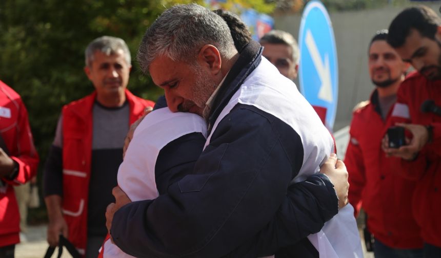 Depremde annesi, ablası ve 2 ağabeyini kaybeden Suriyeli çocuk, babasına kavuştu