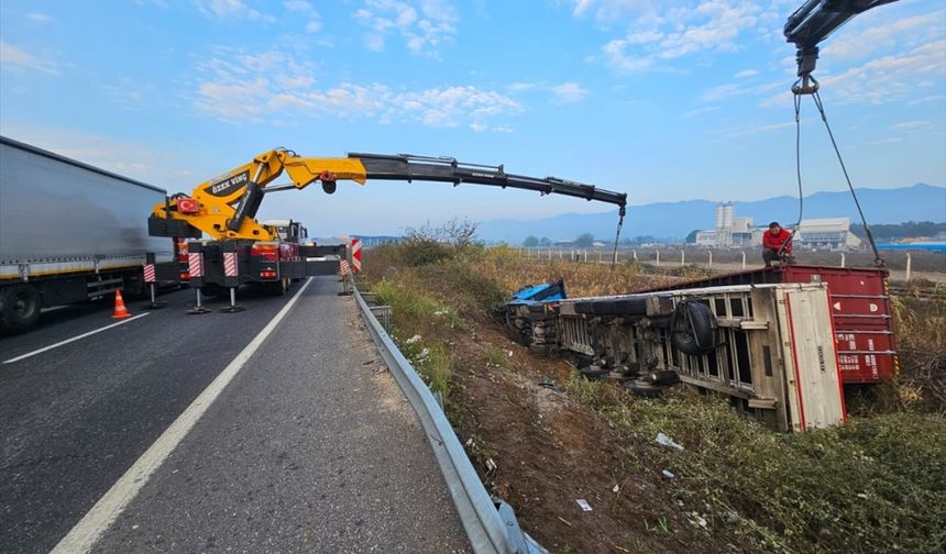 Aydın'da tırın şarampole devrilmesi sonucu sürücü yaralandı