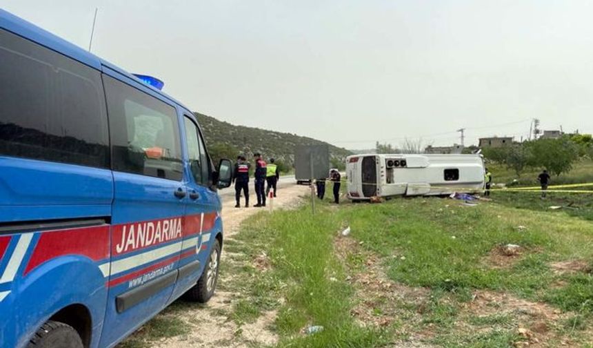 Gaziantep'te midibüsün devrildiği kazada astsubay yaşamını yitirdi | 17 yaralı var